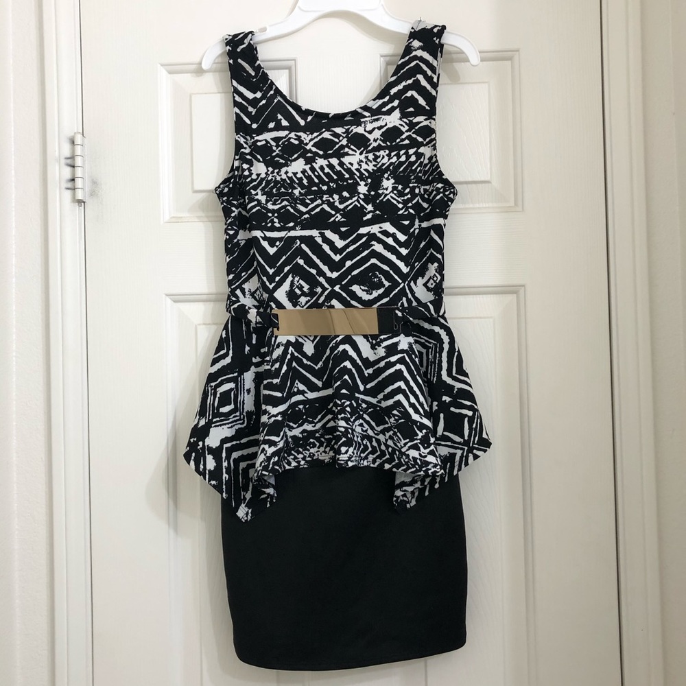 Juniors Black White Sleeveless dress